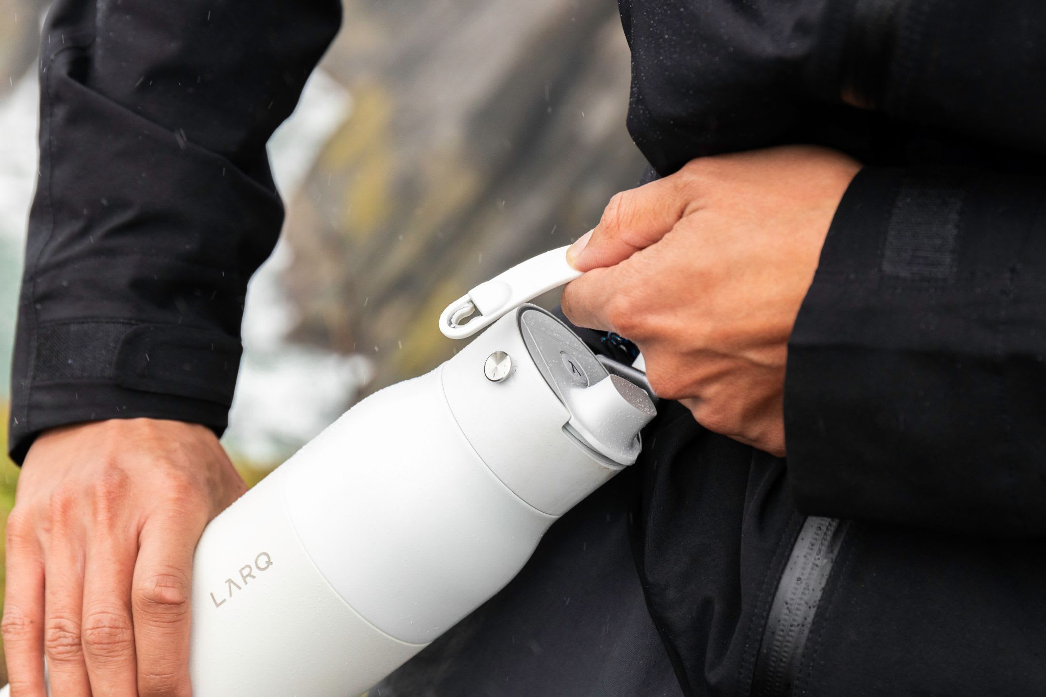 Person detaching the LARQ Bottle PureVis&trade; 2 detachable handle