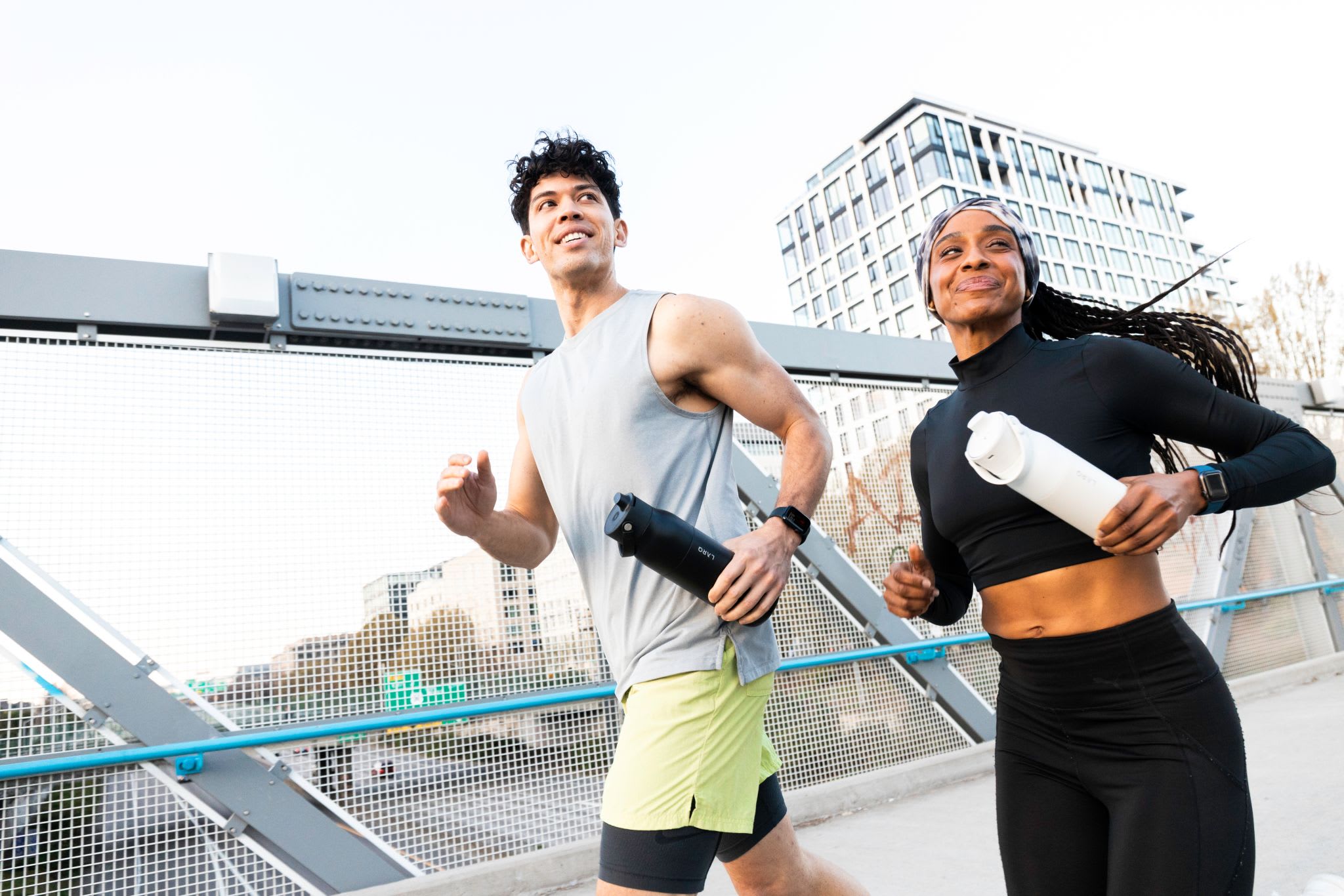 Couple running with LARQ Bottle PureVis&trade; 2 in hands