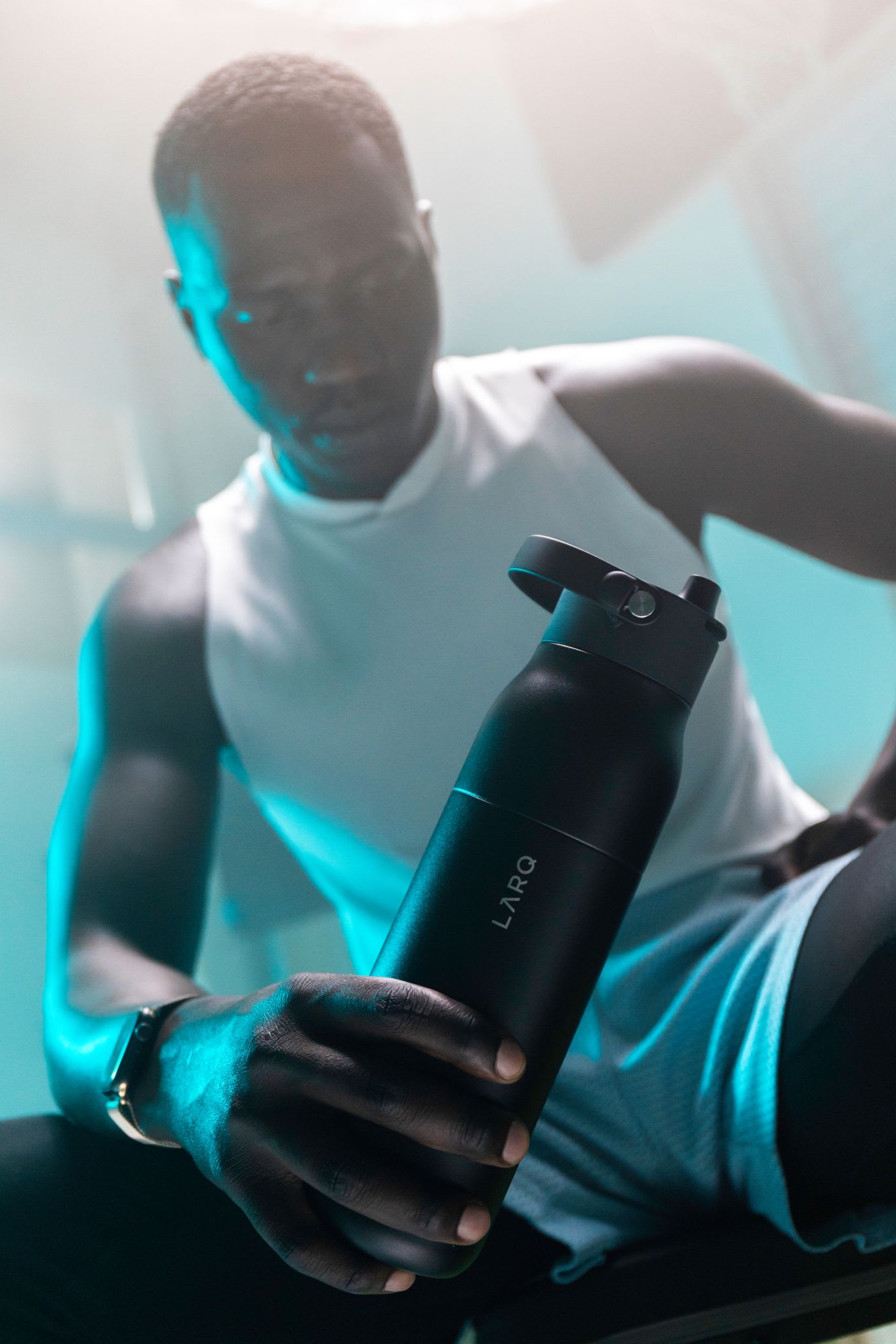 LARQ Bottle PurVis 2 in a hand of an athlete